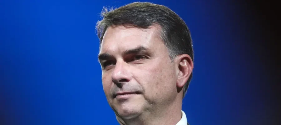 Flávio Bolsonaro diz que aceitará resultado das urnas e defende trabalho para presos