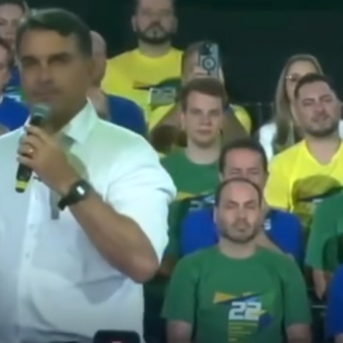 Flávio Bolsonaro chama Lula de “projeto de ditador” e promete derrotá-lo nas eleições