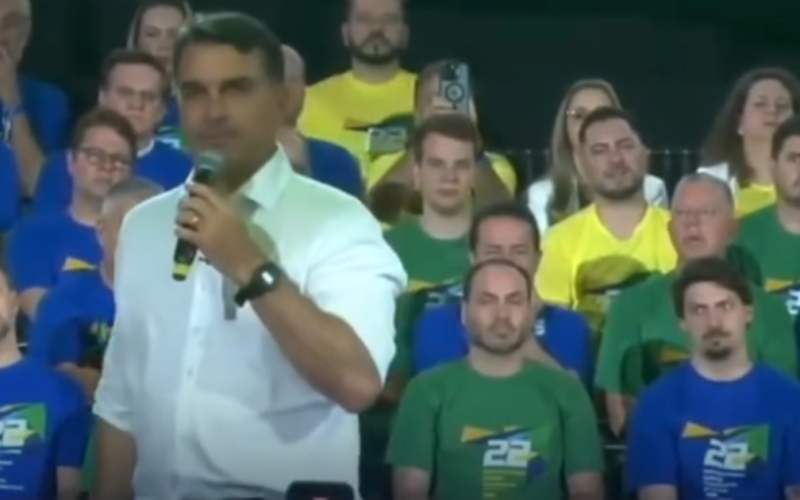 Flávio Bolsonaro chama Lula de “projeto de ditador” e promete derrotá-lo nas eleições