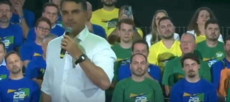 Flávio Bolsonaro chama Lula de “projeto de ditador” e promete derrotá-lo nas eleições