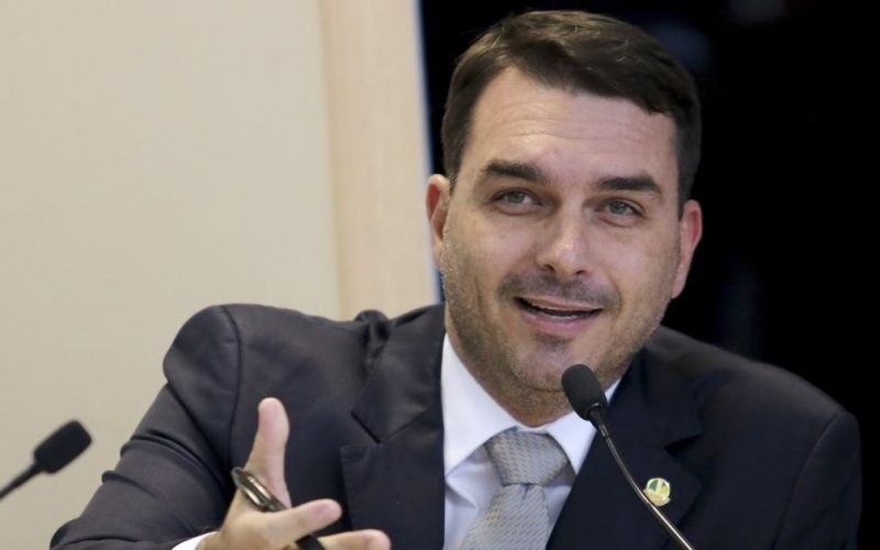 Flávio diz que Lula “ataca Trump, destila ódio contra os EUA e “ É a única pessoa que quer tarifas”