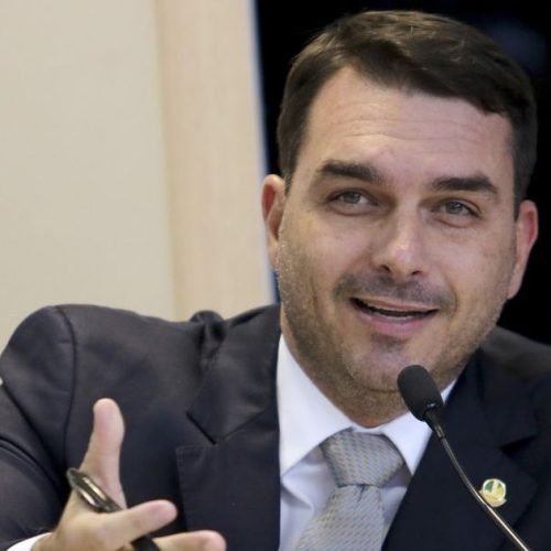 “O Brasil vai vencer”: Flávio Bolsonaro lança slogan e prepara estreia ao lado de Alfredo Gaspar