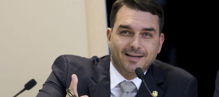 “O Brasil vai vencer”: Flávio Bolsonaro lança slogan e prepara estreia ao lado de Alfredo Gaspar
