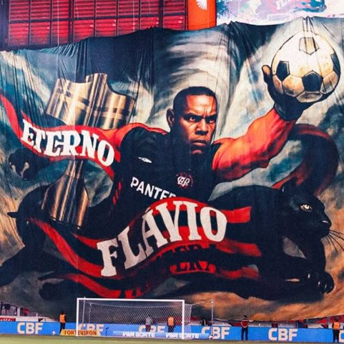 Athletico faz homenagem ao goleiro Flávio, revelado pelo CSA, com bandeirão em estádio