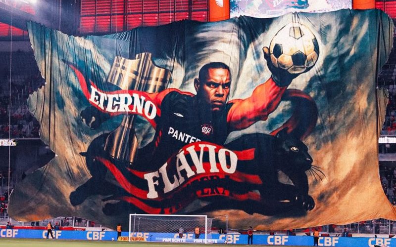 Athletico faz homenagem ao goleiro Flávio, revelado pelo CSA, com bandeirão em estádio