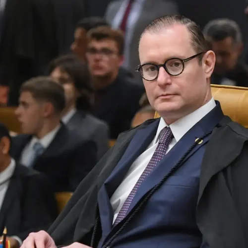 Com voto do Ministro Zanin, STF forma maioria para manter prisão de Bolsonaro