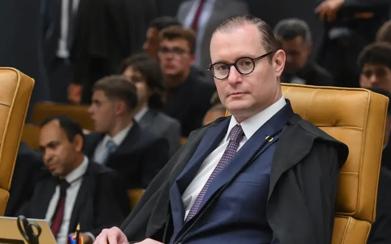 Com voto do Ministro Zanin, STF forma maioria para manter prisão de Bolsonaro