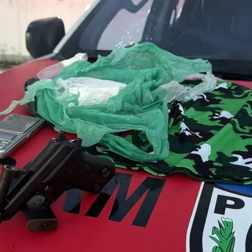 Suspeito de matar mulher a mando de facção é preso com arma e drogas no Benedito Bentes