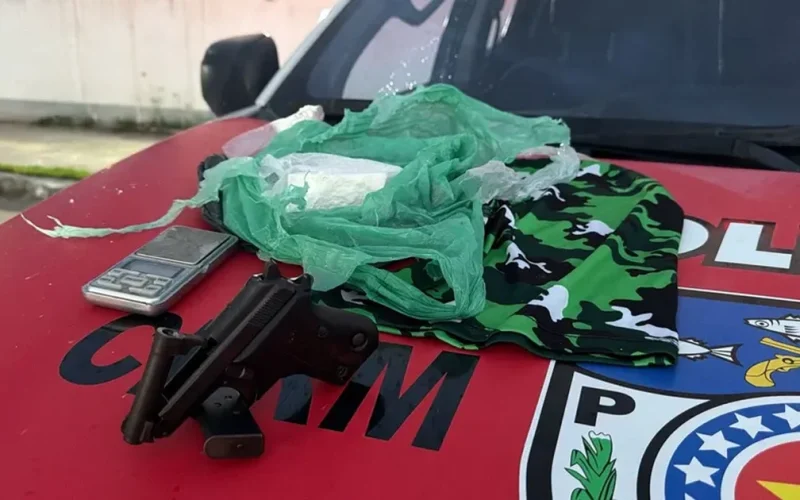 Suspeito de matar mulher a mando de facção é preso com arma e drogas no Benedito Bentes