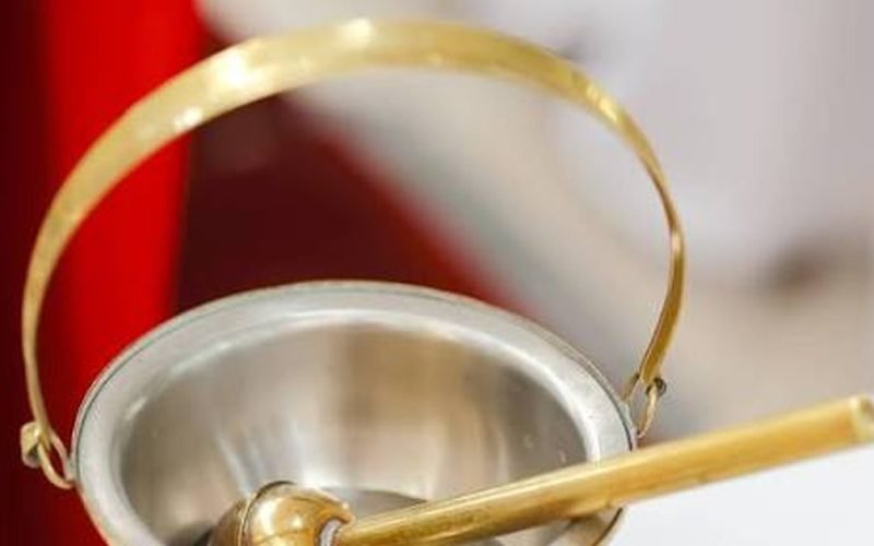 Mulher joga água benta no marido por causa de ronco: “Frei Gilson mandou”