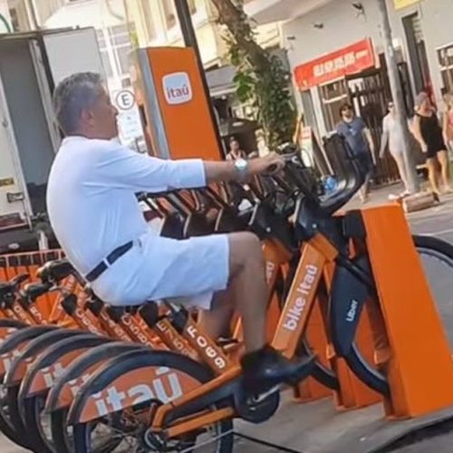 Gringo viraliza ao usar bicicleta compartilhada como aparelho de academia em Copacabana