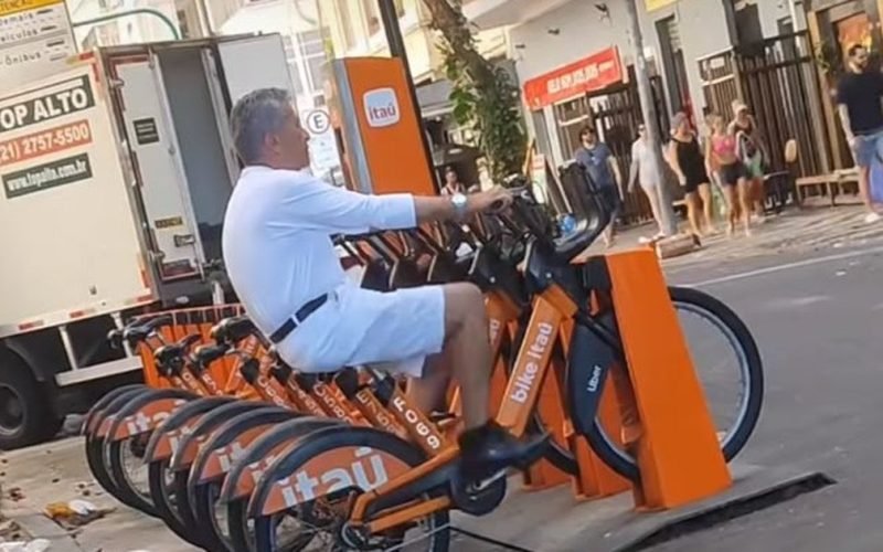 Gringo viraliza ao usar bicicleta compartilhada como aparelho de academia em Copacabana