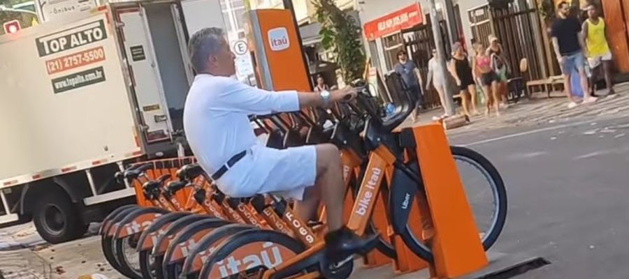 Gringo viraliza ao usar bicicleta compartilhada como aparelho de academia em Copacabana