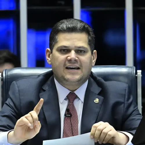Alcolumbre tenta aliviar punições impostas a Marcos do Val
