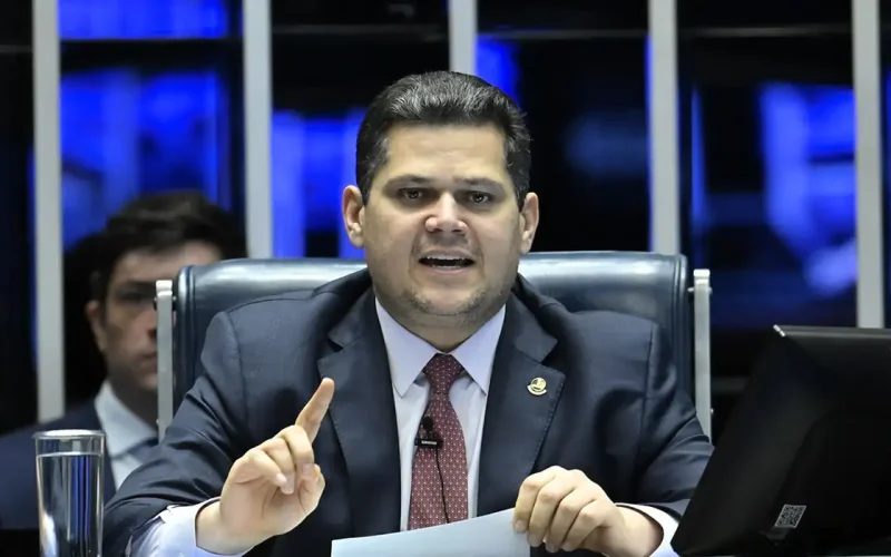 Alcolumbre tenta aliviar punições impostas a Marcos do Val