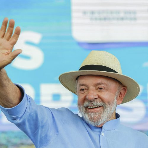 Lula diz que deverá ser candidato à reeleição em 2026: “Não vou entregar àquele bando de malucos”