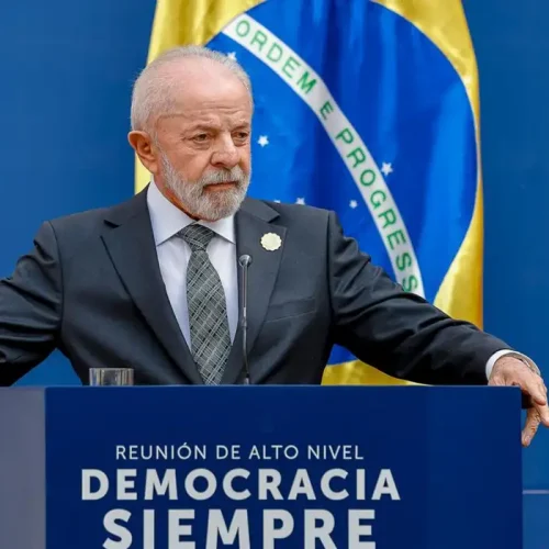 Trump foi induzido a acreditar em mentira de perseguição a Bolsonaro, diz Lula