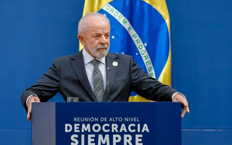Trump foi induzido a acreditar em mentira de perseguição a Bolsonaro, diz Lula