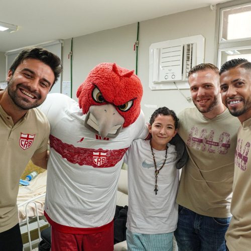 CRB leva atletas e mascote para visitar crianças com câncer na Santa Casa