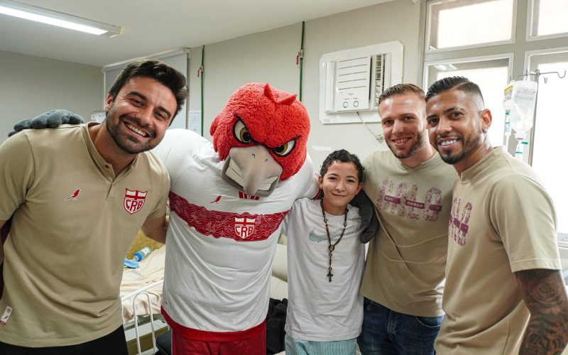 CRB leva atletas e mascote para visitar crianças com câncer na Santa Casa