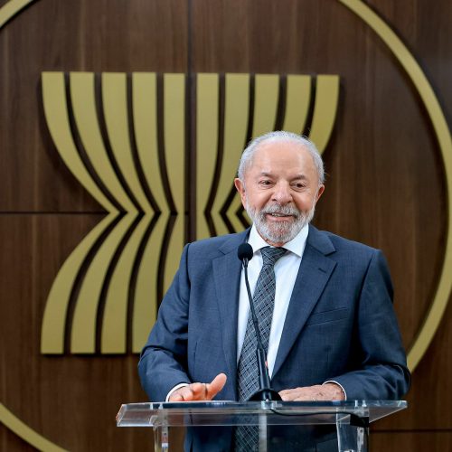 Lula aparece à frente em todos os cenários e seria reeleito no primeiro turno, aponta pesquisa