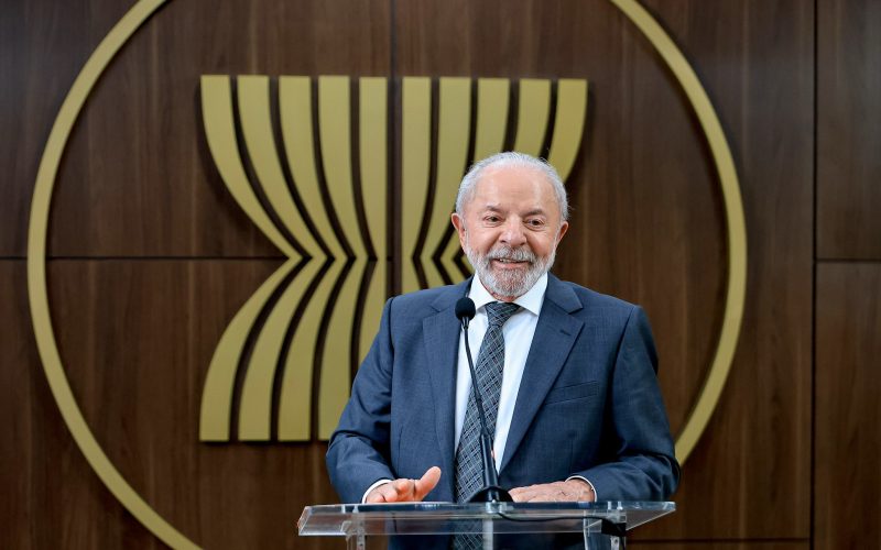 Lula aparece à frente em todos os cenários e seria reeleito no primeiro turno, aponta pesquisa