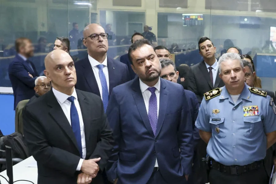 Moraes manda Castro preservar imagens de câmeras corporais de policiais envolvidos na megaoperação do RJ