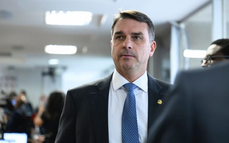 Flávio Bolsonaro pode receber título de Cidadão Honorário de Maceió; entenda proposta
