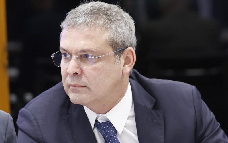 Lindbergh acusa Flávio de ter conexão com alvo da PF: “ é o filho mais corrupto de Jair Bolsonaro”