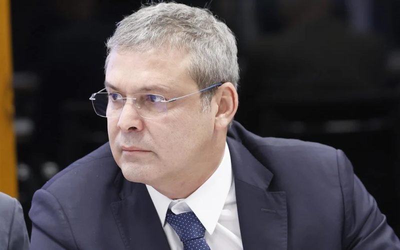 Lindbergh após tarifaço dos EUA: “não vamos pedir a inegibilidsde de Flávio. vamos ganhar nas urnas”