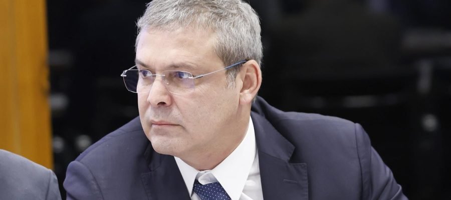Lindbergh diz que governo acerta ao reagir a tarifaço dos EUA: “parabéns Lula”