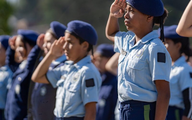 Lula diz que “Brasil não precisa de escolas cívicos-militares” ao aprovar novo plano de educação