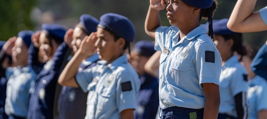 Lula diz que “Brasil não precisa de escolas cívicos-militares” ao aprovar novo plano de educação