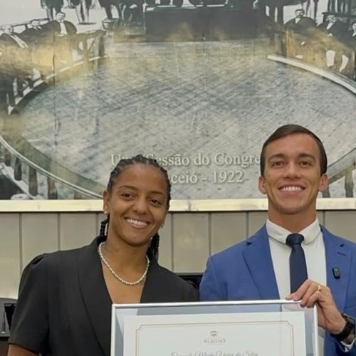 Deputado Leonam entrega Comenda Marta Viera à atacante Geyse Ferreira