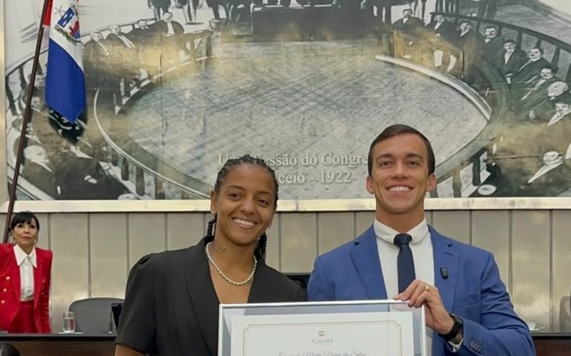 Deputado Leonam entrega Comenda Marta Viera à atacante Geyse Ferreira