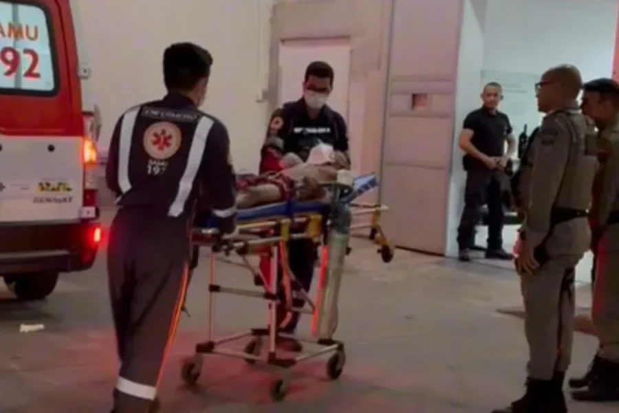 Homem é baleado com cinco tiros no Jacintinho e fica sob custódia da polícia no HGE