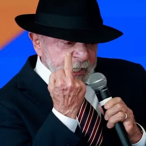Lula mostra dedo do meio durante discurso em evento oficial do governo