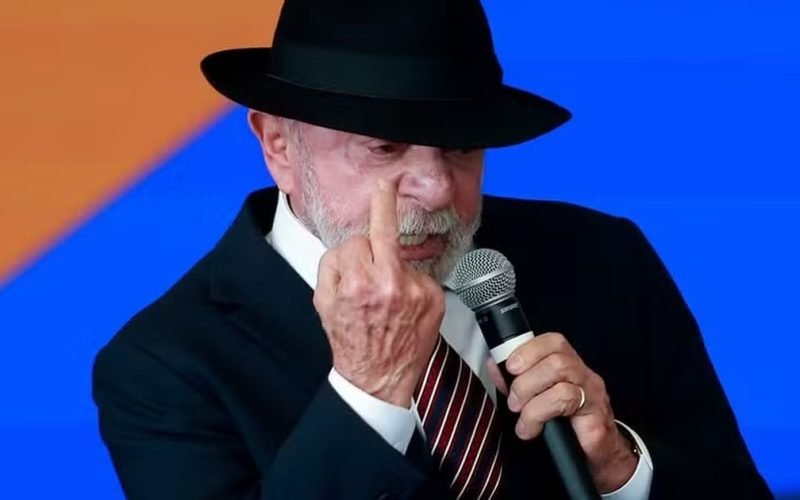 Lula mostra dedo do meio durante discurso em evento oficial do governo