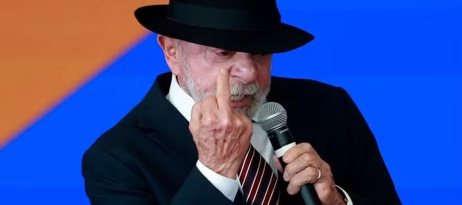 Lula mostra dedo do meio durante discurso em evento oficial do governo