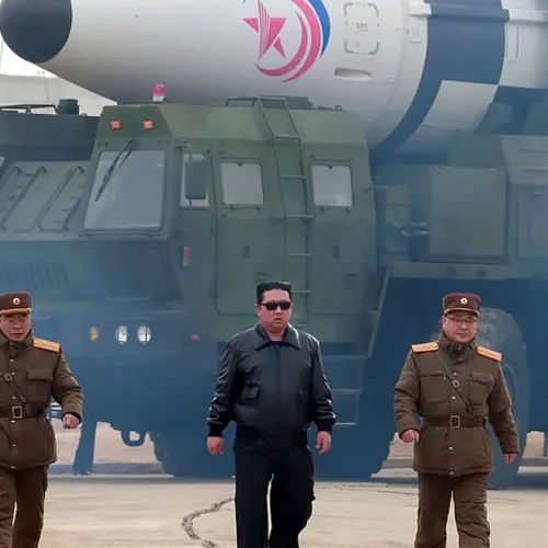 Coreia do Norte divulga novo míssil com ogiva de fragmentação e capacidade eletrônica