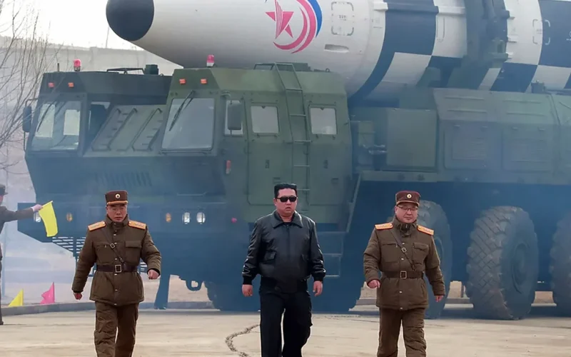 Coreia do Norte divulga novo míssil com ogiva de fragmentação e capacidade eletrônica
