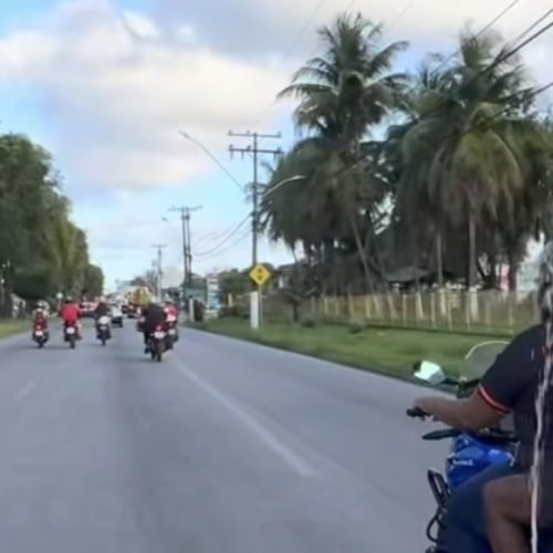“Guerra de água” no trânsito: influencer alagoano surpreende passageiros de moto