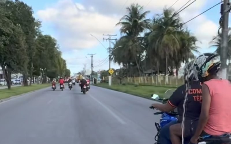 “Guerra de água” no trânsito: influencer alagoano surpreende passageiros de moto