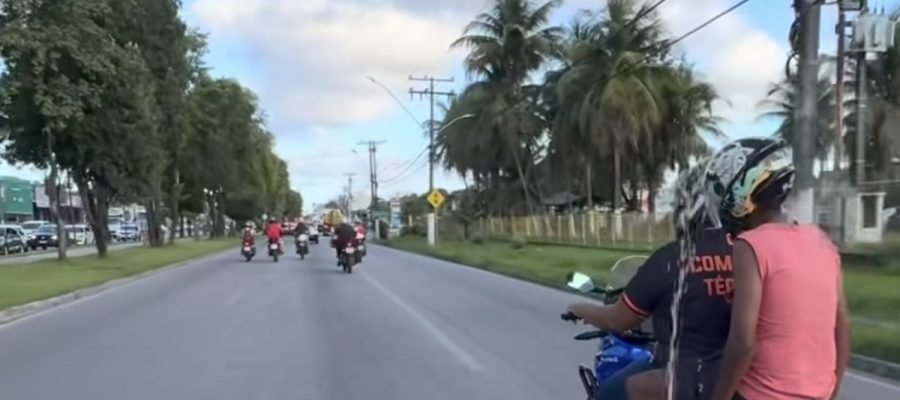 “Guerra de água” no trânsito: influencer alagoano surpreende passageiros de moto