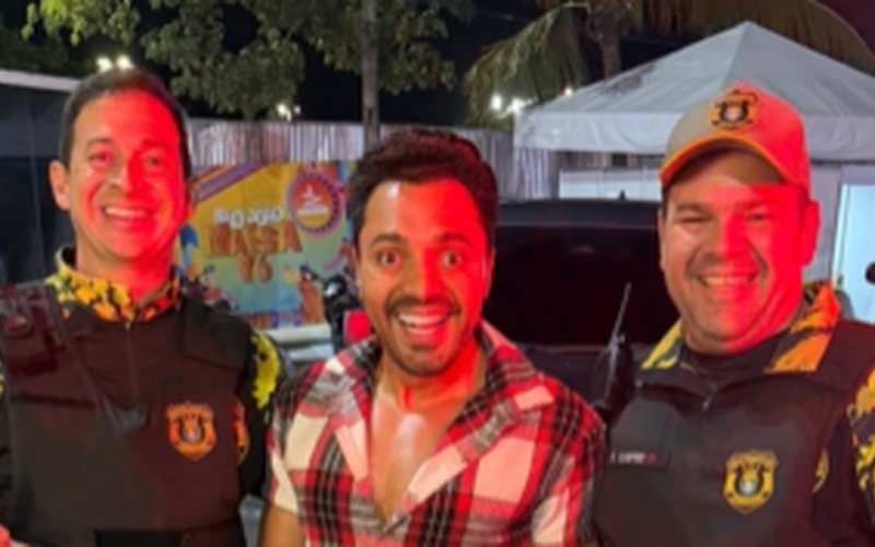 “Olha meu Uber”: Tirullipa pega carona com agentes do DMTT para chegar ao São João Massayó