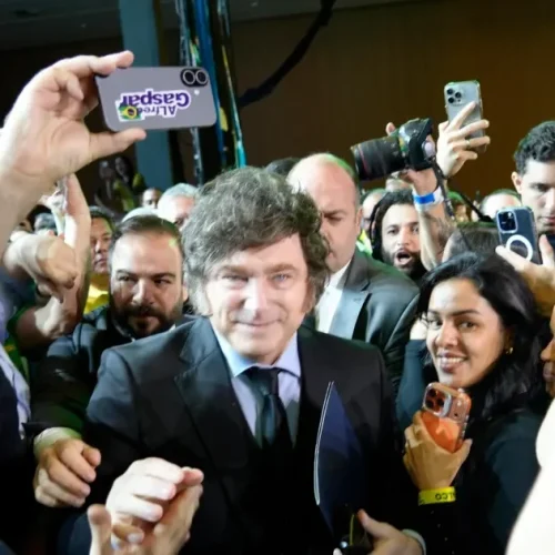 Milei critica Moraes por proibir visita a Bolsonaro: “Lixo de careca”