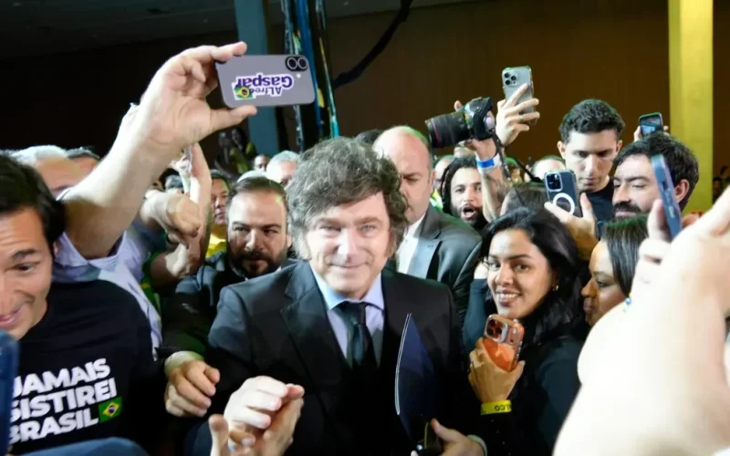 Milei critica Moraes por proibir visita a Bolsonaro: “Lixo de careca”