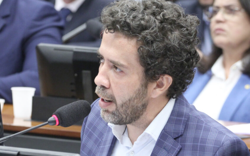 “Vou continuar chamando de bandido”, diz Janones após Flávio Bolsonaro acionar STF por injúria