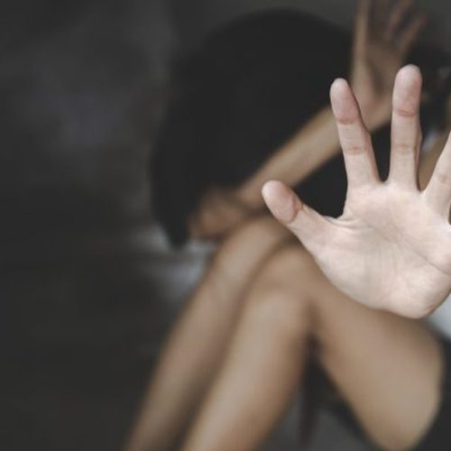 Homem é preso após tentar arrastar menor à força para terreno baldio