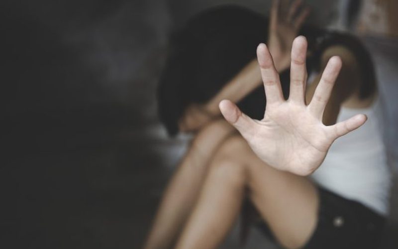 Homem é preso após tentar arrastar menor à força para terreno baldio